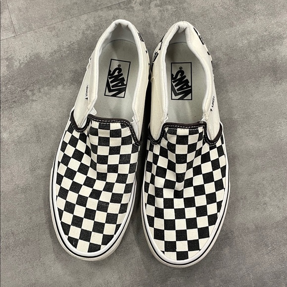 Vans women’s 9 1/2 classic checkerboard slip on shoe - Picture 2 of 11